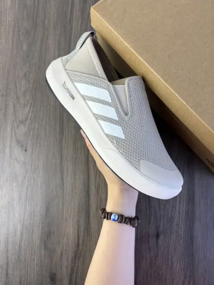 【新品🔥】Adidas/阿迪达斯正品TERREX BOAT B SLIP-ON DLX男女鞋,户外运动溯溪鞋HP8646一脚蹬,夏日新宠!阿迪这款鞋绝了,第一眼看上去就有点老北京布鞋的感觉.夏天不想绑鞋带,又想要一双舒适的鞋子?选它准没错!这双鞋以纯色为主,鞋面是一体式的,日常清洁保养都很方便,经典耐看,不容易过时.鞋面采用了速干网材设计,穿着非常舒适.鞋头和后跟微微向上翘起,不仅不容易撞伤,还能有效增强抓地力和防滑性.穿上脚后感觉非常轻便,日常搭配也很百搭,无论是日常出行还是户外活动都非常适合.给家里的长辈送礼也是个不错的选择. 货号: JI3502 编码: 771